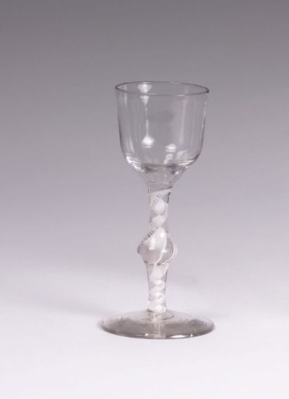 Verre à la façon d’Angleterre, la jambe

renflée...