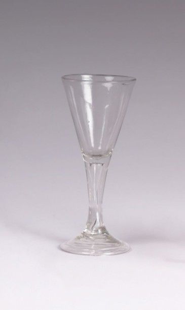 Verre à pied étiré d’un seul tenant

contenant...