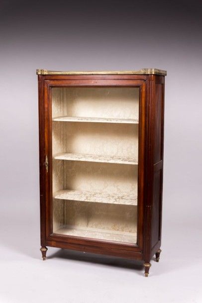 Vitrine en acajou et placage d’acajou,

elle...