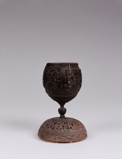 Calice en noix de coco sculpté et bois

tourné,...