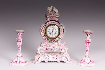 GIEN

Garniture de cheminée en faïence polychrome,

la...