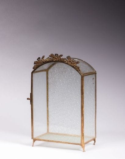 Vitrine en laiton et verre, la partie

supérieure...