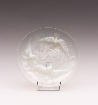 VERLYS

Plat en verre opalescent pressé et...