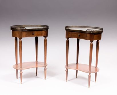 Paire de tables de chevet en acajou et

placage...