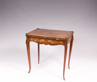 Table à jeux en bois de placage marqueté

en...