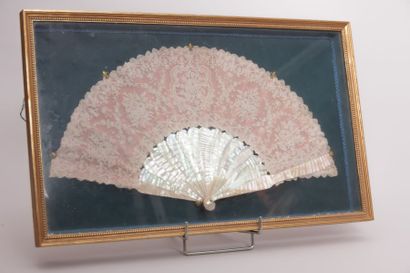 Éventail plié, la feuille en dentelle sur...