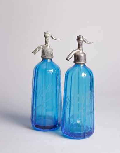 Deux siphons en verre teinté bleu, la

monture...