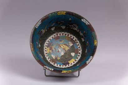 Coupe en cuivre et émaux cloisonnés sur

piédouche...