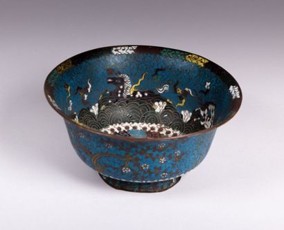 Coupe en cuivre et émaux cloisonnés sur

piédouche...