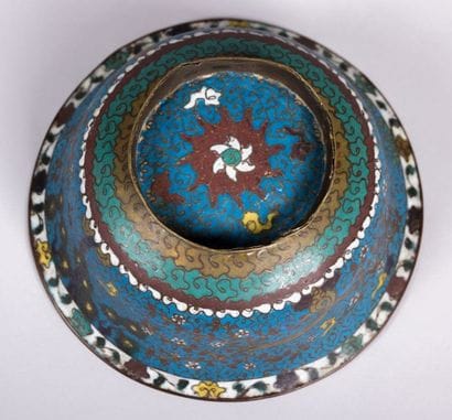 Coupe en cuivre et émaux cloisonnés sur

piédouche...