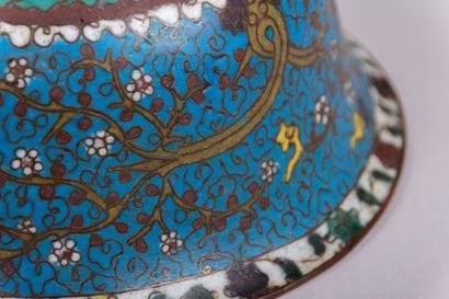 Coupe en cuivre et émaux cloisonnés sur

piédouche...