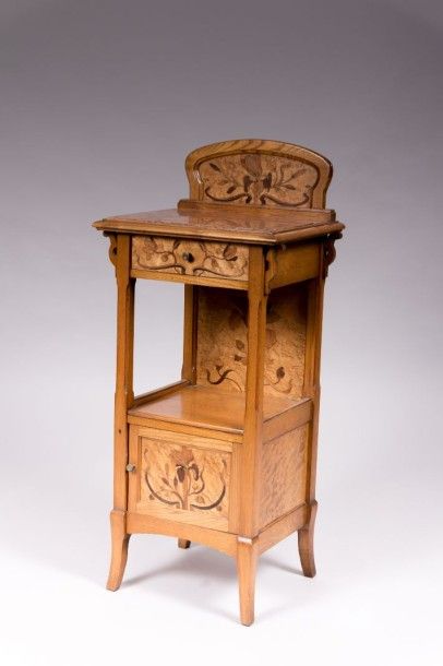 Table de chevet en chêne et marqueterie

de...