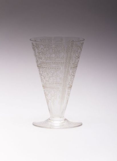 BACCARAT

Vase en cristal de forme conique...