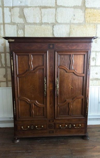 Armoire en chêne mouluré, bois de placage

marqueté...