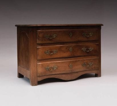 Commode en noyer mouluré à façade

galbée...