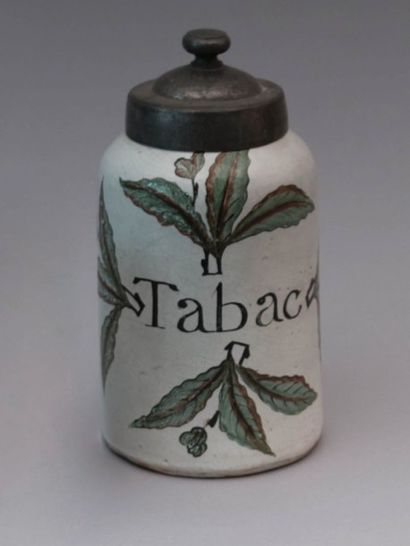 SUD OUEST

Pot à tabac en faïence blanche...