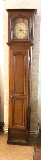Comtoise en bois naturel mouluré, elle

présente...