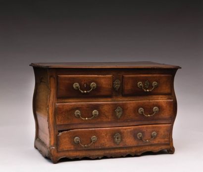 Commode à façade mouvementée et

cotés galbés...