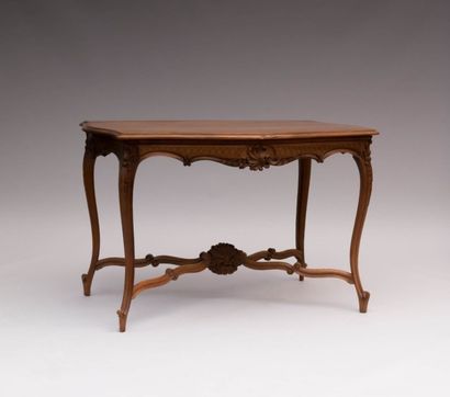 Table de milieu en bois naturel mouluré et

sculpté,...