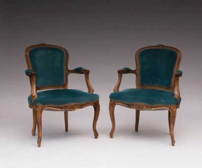 Paire de fauteuils en bois naturel mouluré

et...
