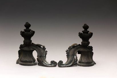 Paire de chenets en bronze posant sur

une...