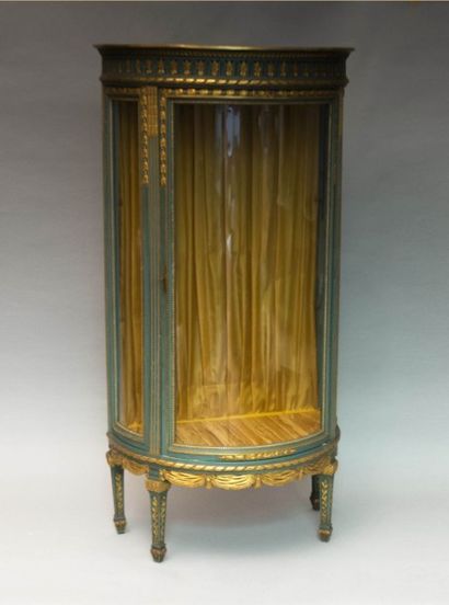 Vitrine en bois mouluré, sculpté, laqué

vert...