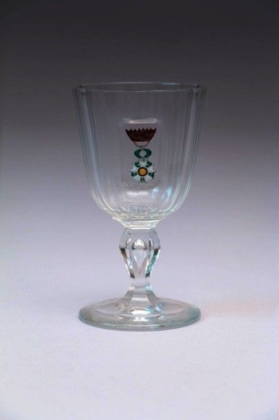 Verre en cristal taillé à pans coupés, à...