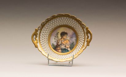 NAPLES

Coupe en porcelaine blanche à décor

polychrome...
