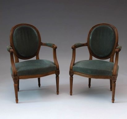 Paire de fauteuils en bois naturel mouluré

à...