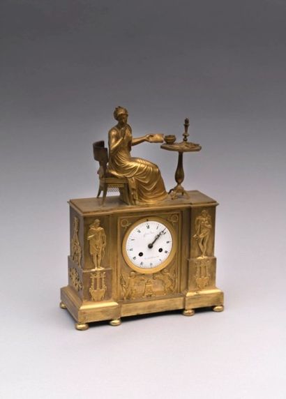 Pendule en bronze doré de forme

rectangulaire,...
