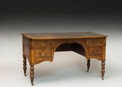 Bureau plat en bois naturel à décor de

filets...