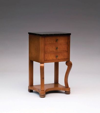 Table chiffonnière en placage de

loupe ouvrant...