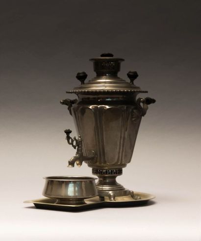 Samovar en étain et son réceptacle

Haut....