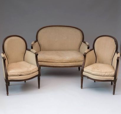 Mobilier de salon en bois naturel mouluré

et...