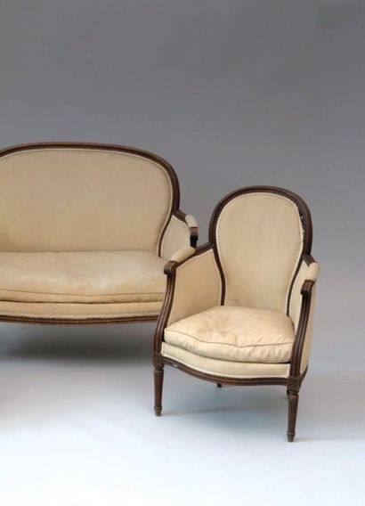 Mobilier de salon en bois naturel mouluré

et...