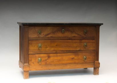 Commode en noyer ouvrant par trois

tiroirs...