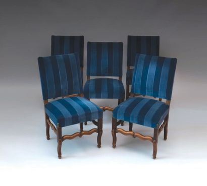 Suite de cinq chaises en bois naturel

mouluré...