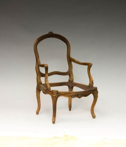 Châssis de fauteuil

en bois naturel mouluré...