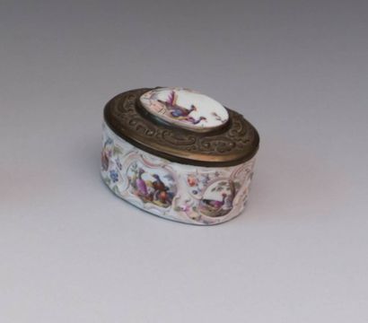 ALLEMAGNE

Boite de forme ovale en porcelaine...