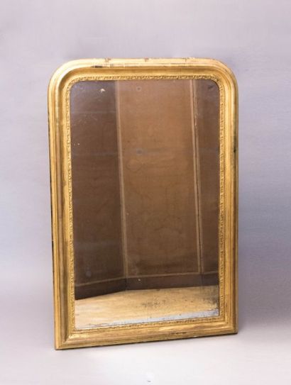 Glace en bois et stuc mouluré, sculpté et

doré,...