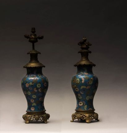 CHINE

Paire de vases montés en lampe en...