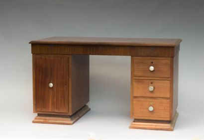Bureau plat en acajou et placage

d’acajou,...