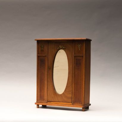 Armoire de poupée en bois naturel teinté,

elle...