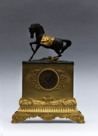 Pendule en bronze doré et patine brune,

le...
