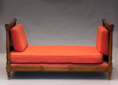 Lit de repos en bois fruitier mouluré et

sculpté...