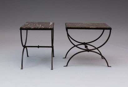 Paire de tables basses reposant sur un

piètement...