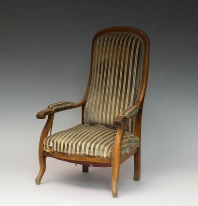 Fauteuil Voltaire en bois fruitier mouluré

à...