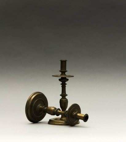 Paire de bougeoirs en bronze, le fût

à balustres...
