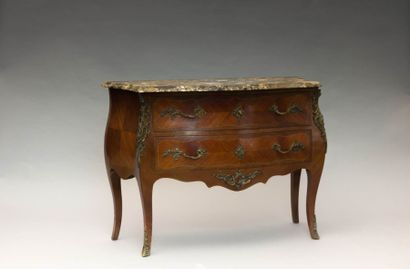 Commode à façade cintrée et côtés galbés

en...