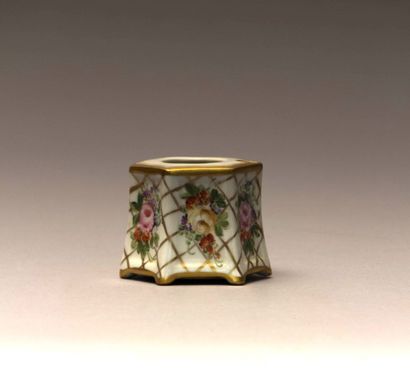 Encrier de forme hexagonale en porcelaine

blanche...